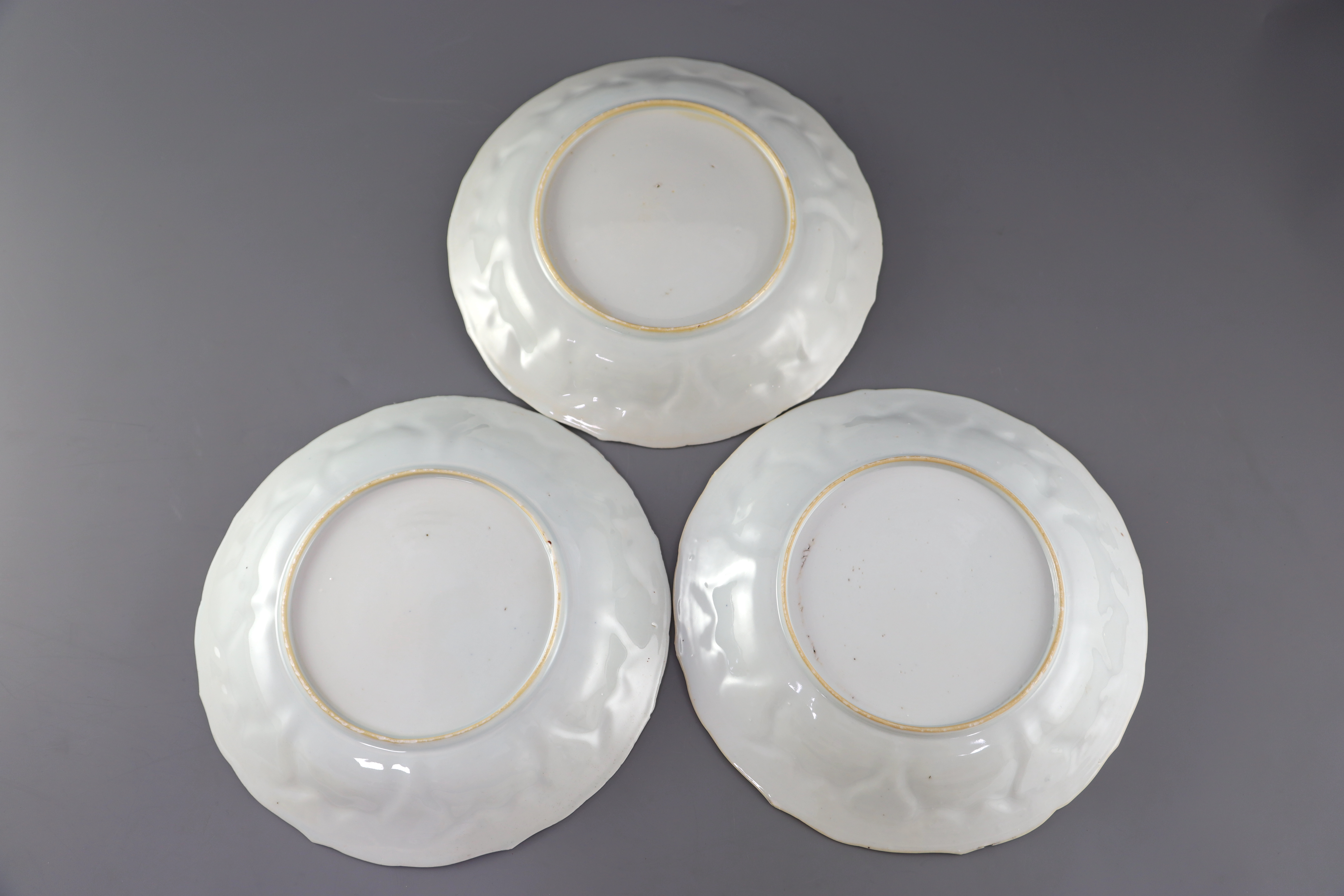 A set of three Chinese rouge de fer moulded dishes, Kangxi period, 22.5cm diameter